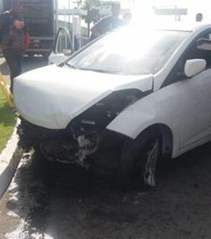 Após capotamento, carro atropela jovem em calçada na Av. Gustavo Paiva  