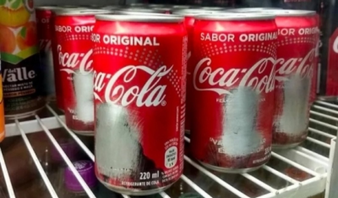 Dono de lanchonete raspa artistas das latas de Coca-cola