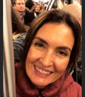 Fátima Bernardes pega metrô lotado durante passeio por Paris com o namorado 