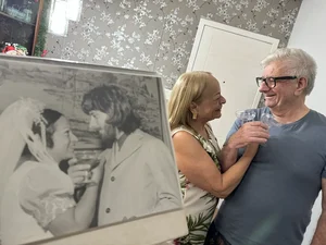 Casal completa 50 anos juntos após dividir quarto na maternidade
