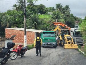[Vídeo] Caçamba fica presa em vala no bairro Ouro Preto, em Maceió