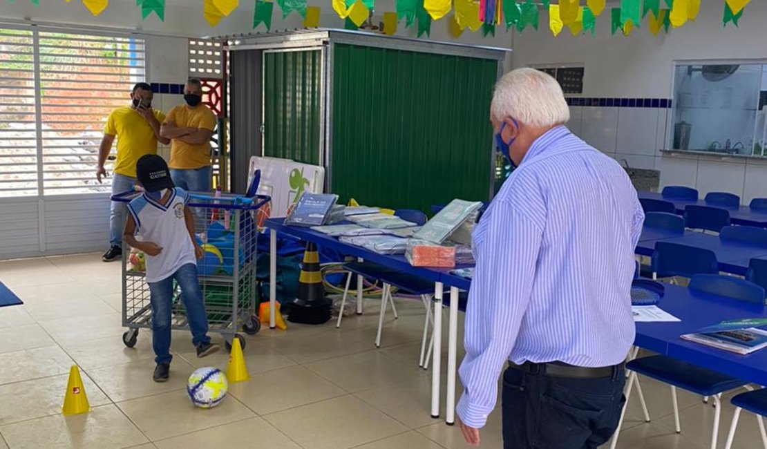 Prefeitura de Maragogi entrega materiais esportivos