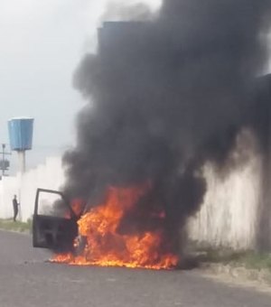 Veículo pega fogo ao lado de Ifal de Penedo