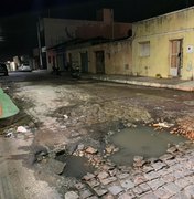 Desnível no asfalto e vazamentos constantes irritam moradores de ruas de Arapiraca