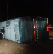Ônibus com romeiros capota e deixa mortos e feridos no Ceará