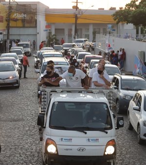 Tarcizo Freire, candidato a prefeito de Arapiraca, compartilha propostas durante carreata no bairro Brasília