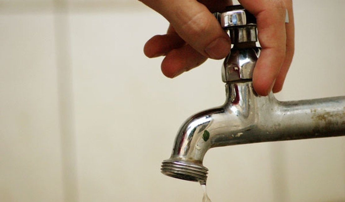 Casal paralisa abastecimento de água para retirada de vazamento
