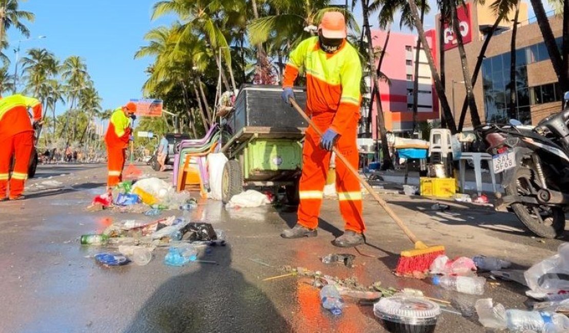 Mais de 60 toneladas de lixo deixadas nas praias durante a virada são recolhidos