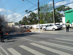 Taxistas fecham Durval de Góes Monteiro em protesto contra liberação do Uber