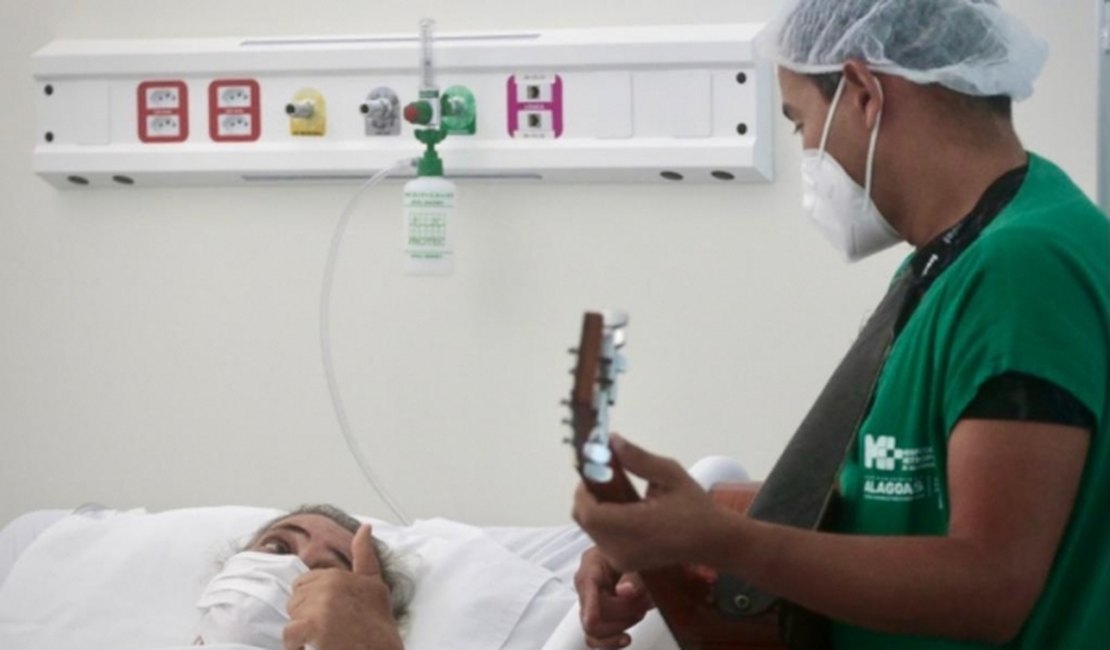 Musicoterapia ajuda no tratamento de pacientes com Covid-19 internados no Hospital Metropolitano