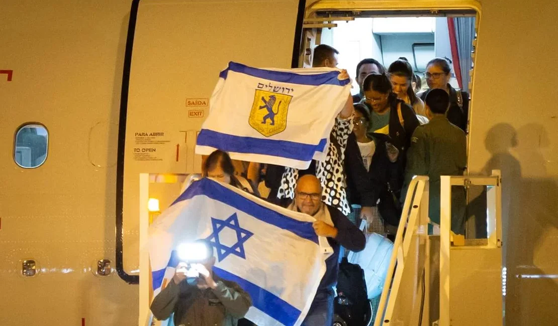 Primeiros brasileiros repatriados de Israel desembarcam em Brasília