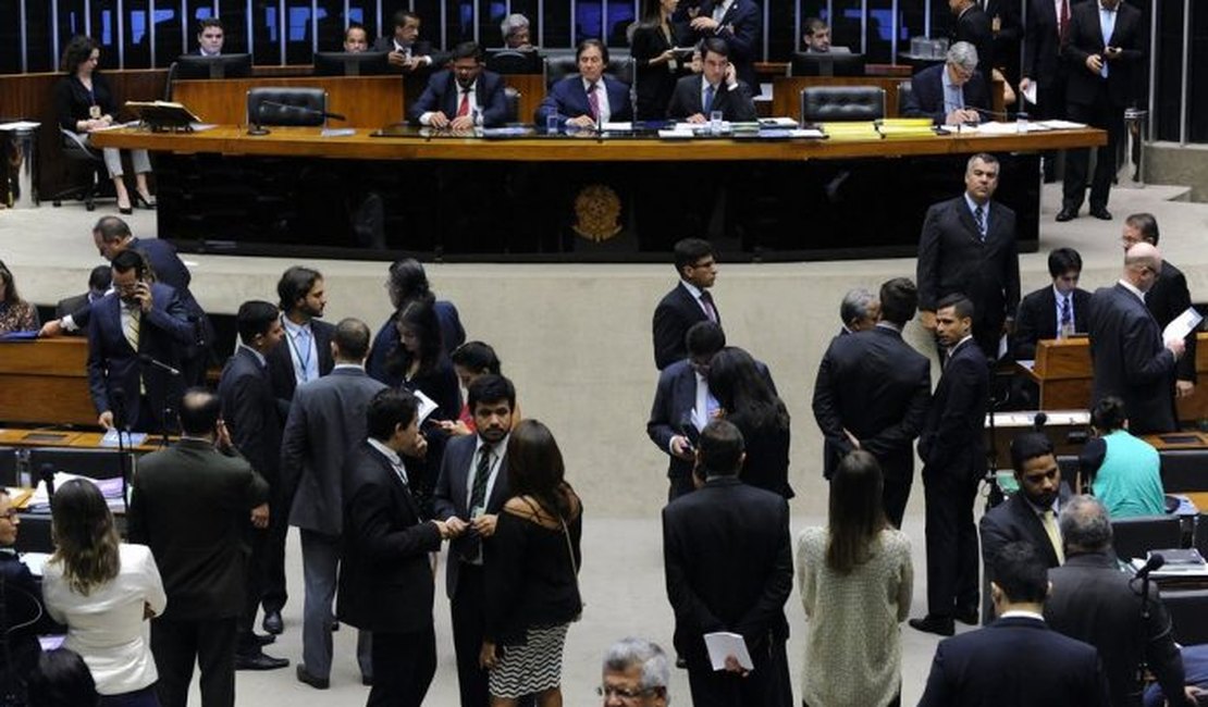 Câmara aprova decreto de intervenção no Rio; senadores votam medida nesta terça