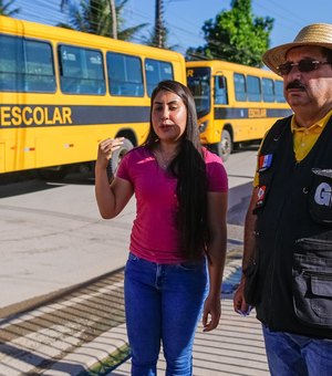 Gilberto e Gabriela Gonçalves vistoriam novos ônibus para reforçar o transporte escolar do município