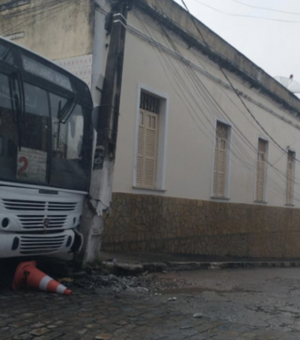 Ônibus apresenta falha mecânica e colide contra poste no Centro Histórico de Penedo