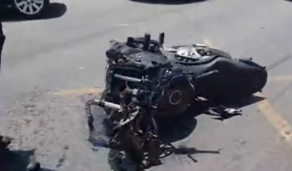 Acidente grave entre caminhão e moto deixa homem ferido na Av. Menino Marcelo