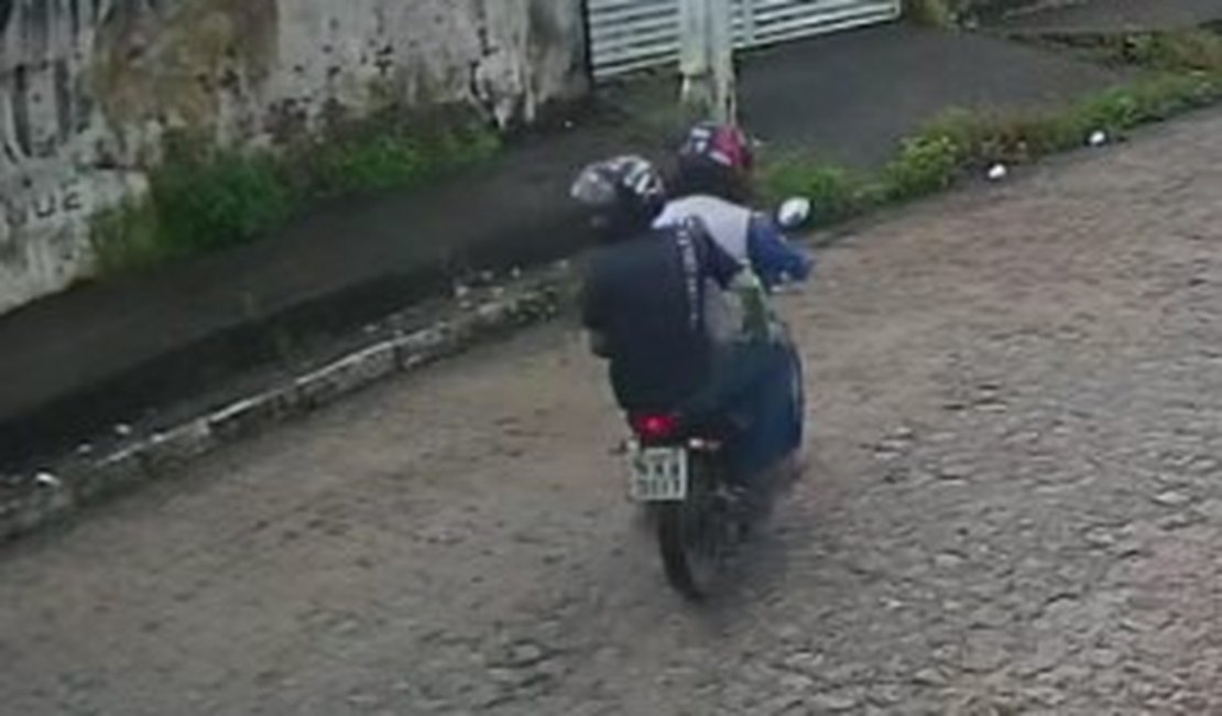 [Vídeo] Dupla em motocicleta provoca pânico praticando assaltos no Bairro Brasília