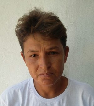 Mulher com mandado de prisão em aberto por tráfico de drogas é presa 