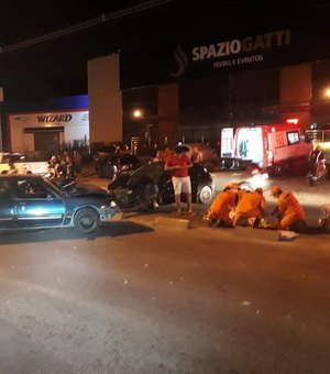 Colisão entre dois carros e motocicleta deixa cinco feridos na Via Expressa