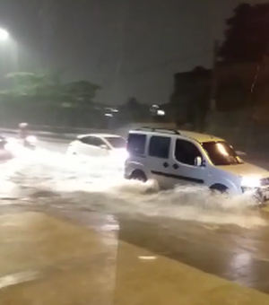 [Vídeo] Sala de Alerta intensifica aviso meteorológico após alagamentos em Maceió