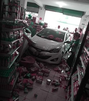 Carro desgovernado invade supermercado em Marechal Deodoro