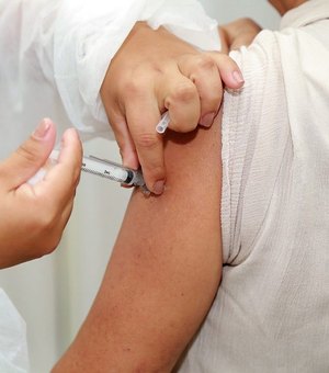 Dose de reforço contra Covid: Penedo vacina profissionais de saúde e reduz idade para idosos