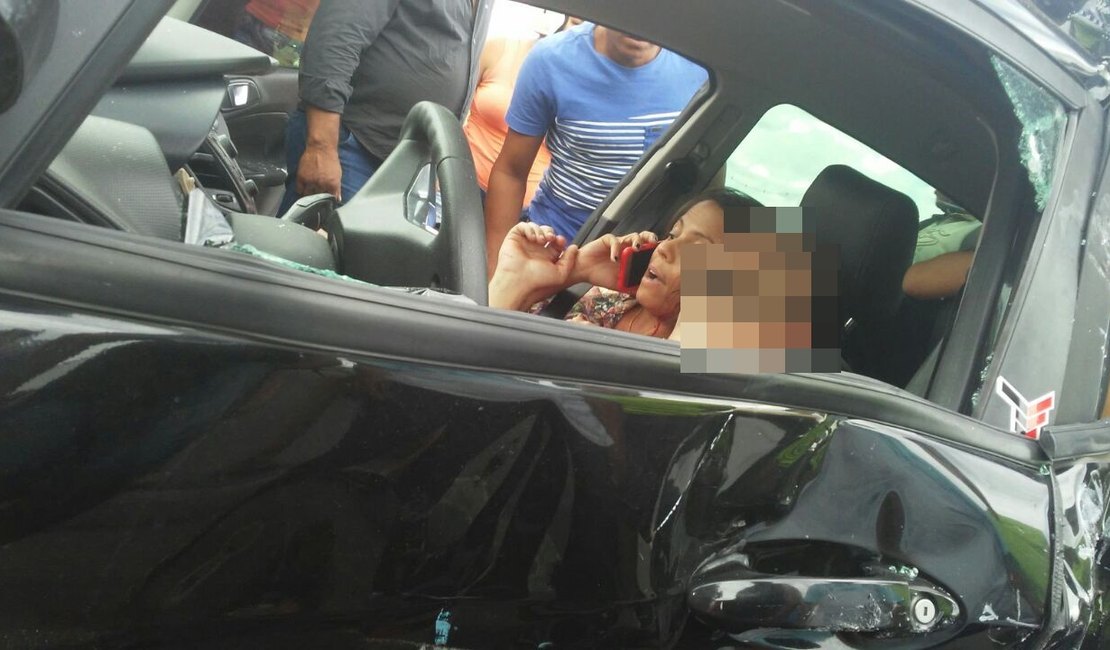 Motorista fica preso às ferragens após colisão com ônibus de turismo