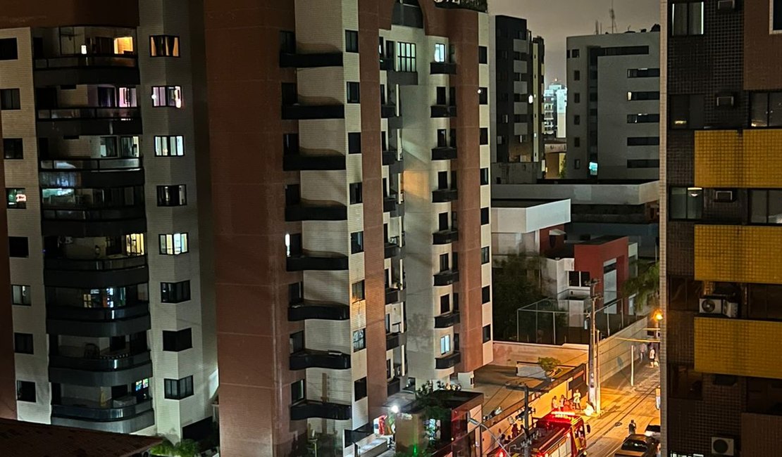 Apartamento pega fogo após lâmpada explodir na Jatiúca