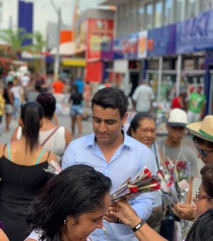 Em homenagem às mulheres, JHC encantou as ruas de Maceió com distribuição de Rosas