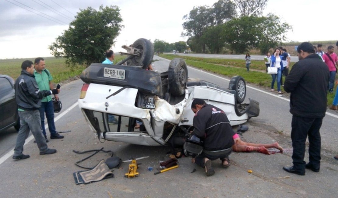 Condutora capota veículo, sofre acidente e fica presa às ferragens em Rio Largo