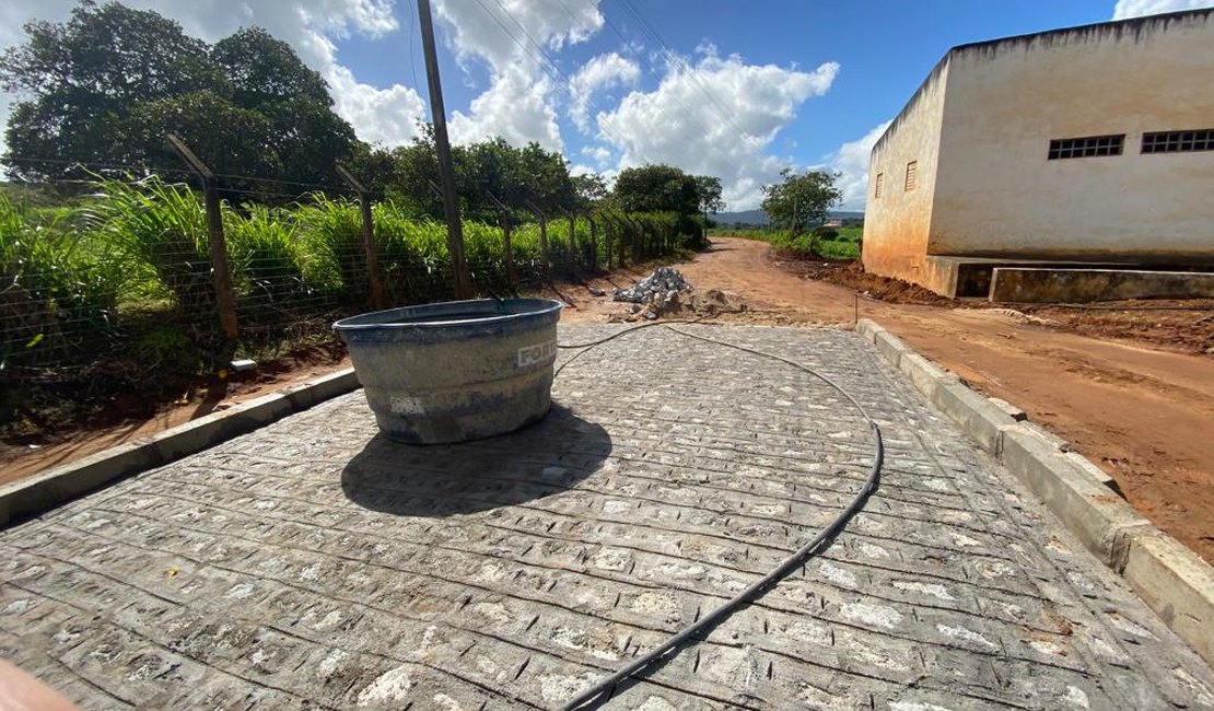 Prefeitura executa última etapa da drenagem e pavimentação no Padre Ludugero