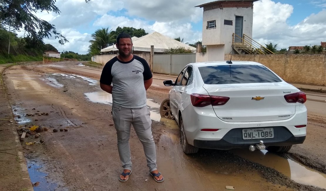 [Vídeo] Buracos e lama dificultam tráfego e provocam prejuízo a motorista na Marginal Piauí em Arapiraca
