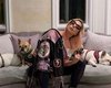 Ladrão armado atira em assistente e rouba cachorros de Lady Gaga