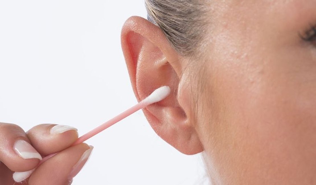 Por que você deveria parar de cutucar seus ouvidos com cotonete