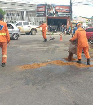 Caminhão de lixo derrama óleo na pista e deixa trânsito lento em Arapiraca
