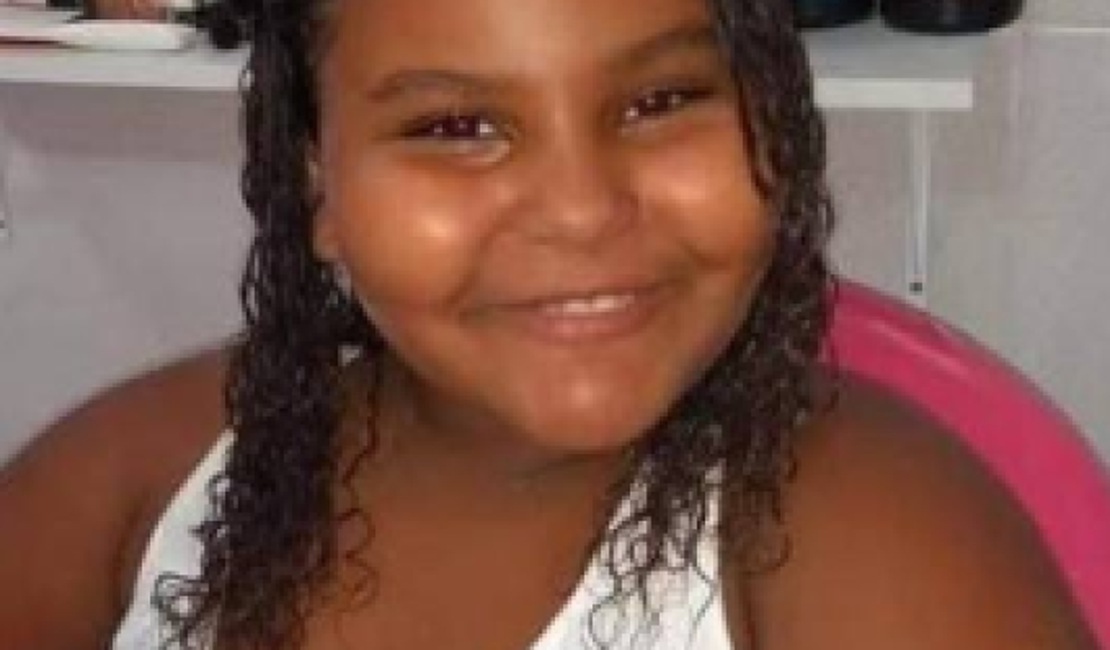 Primeira criança morta por bala perdida em 2020 no Rio é enterrada