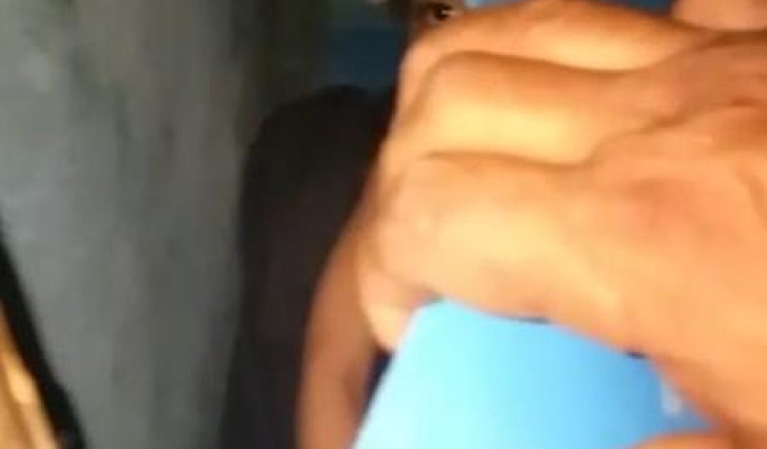 Criança de 3 anos mantida dentro de barril é resgatada