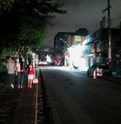 Centro de Arapiraca continua sem energia horas após acidente com fio elétrico