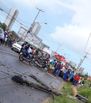 Carro colide em moto, bate em poste e motociclista morre em Jacarecica