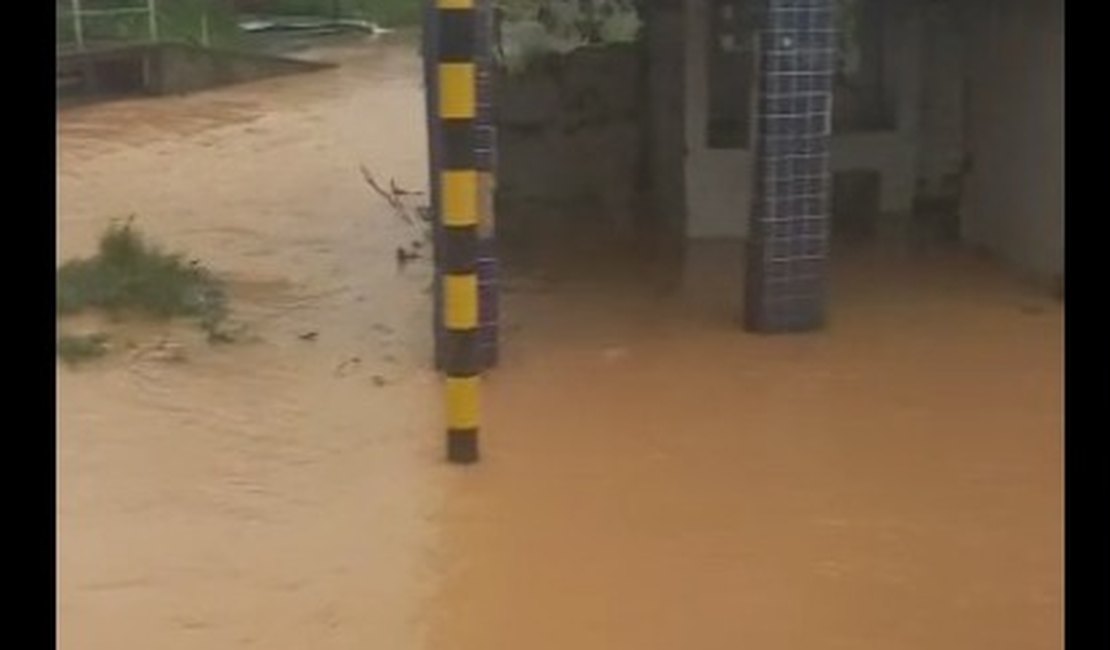 [Vídeo] Lagoa transborda e deixa trânsito lento em Bebedouro