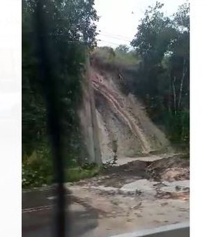 [Vídeo] Deslizamento de barreira deixa AL220 interditada entre Campo Alegre e São Miguel dos Campos
