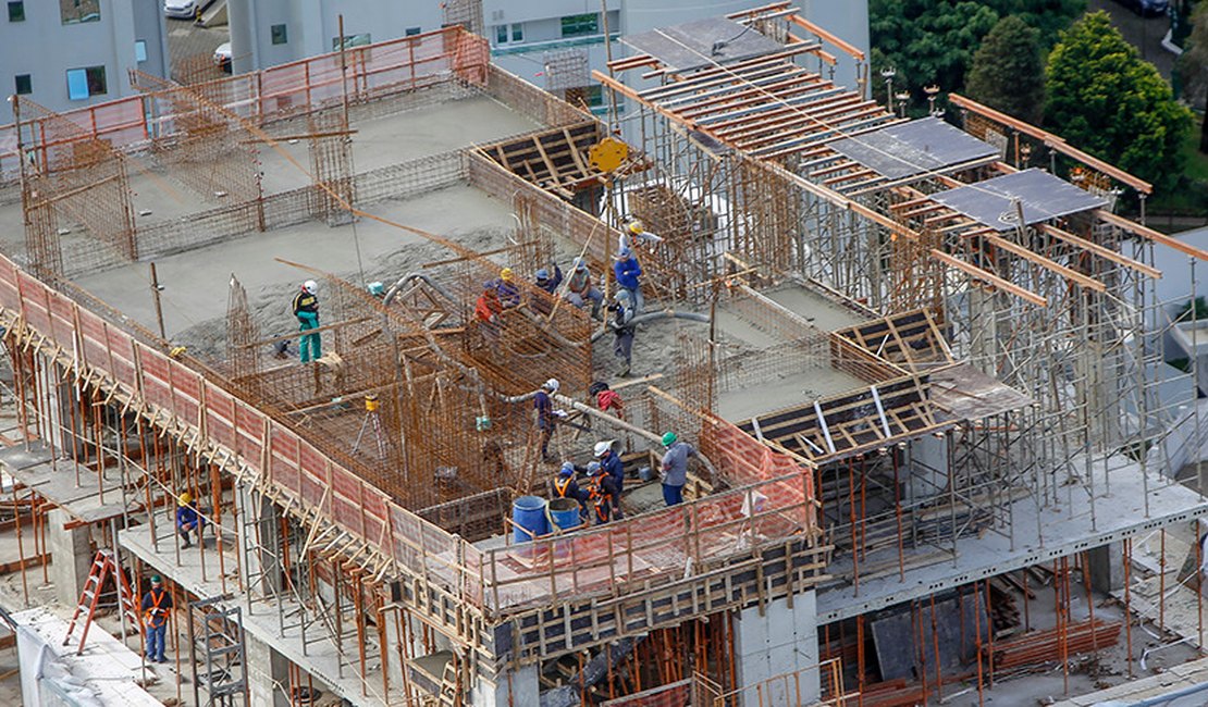 Volume de pessoal ocupado na indústria da construção cai quase 40% em dez anos