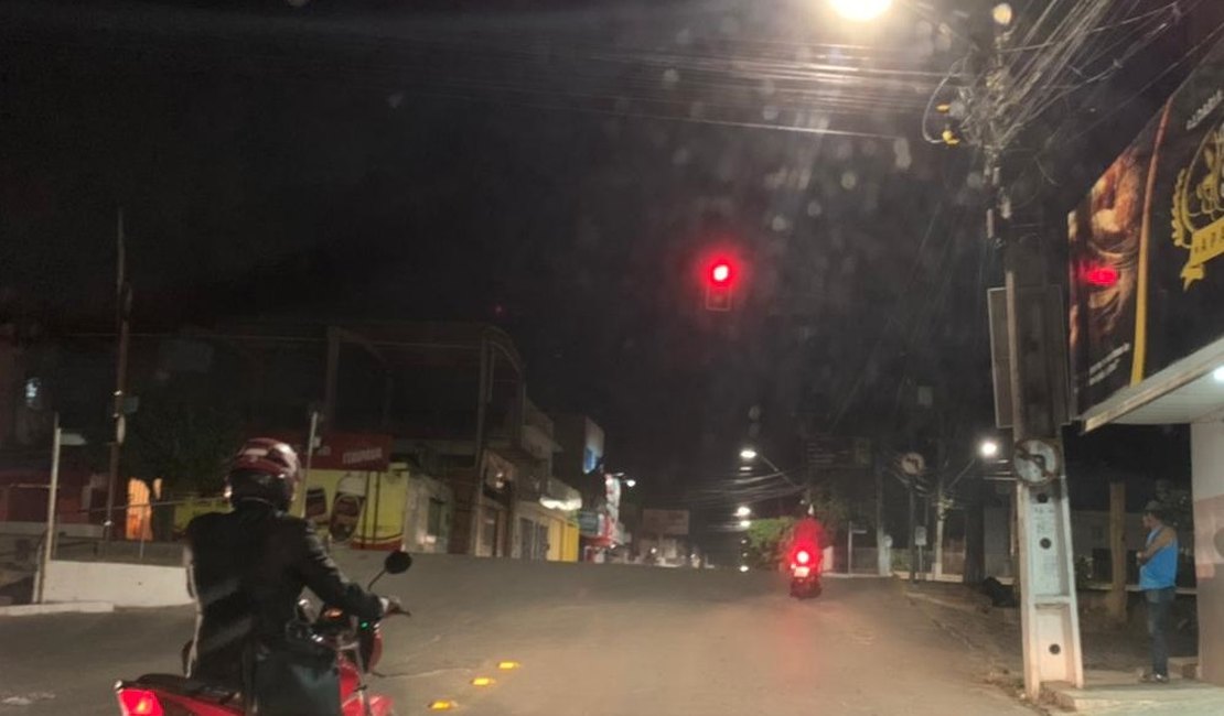 Motoristas e motociclistas desrespeitam semáforo vermelho e se arriscam em Arapiraca