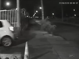 Motorista de aplicativo bate em portão de condomínio para escapar de assalto