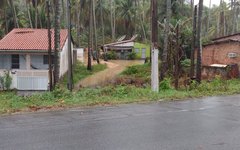 Casa (verde) ficou ilhada em Japaratinga