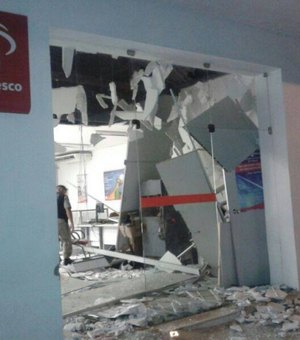 Bandidos explodem caixas em São José da Tapera