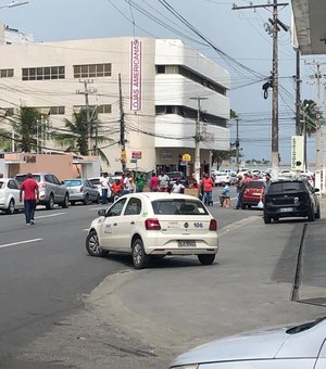 Rua Barão de Anadia é bloqueada durante protesto de taxistas no Centro