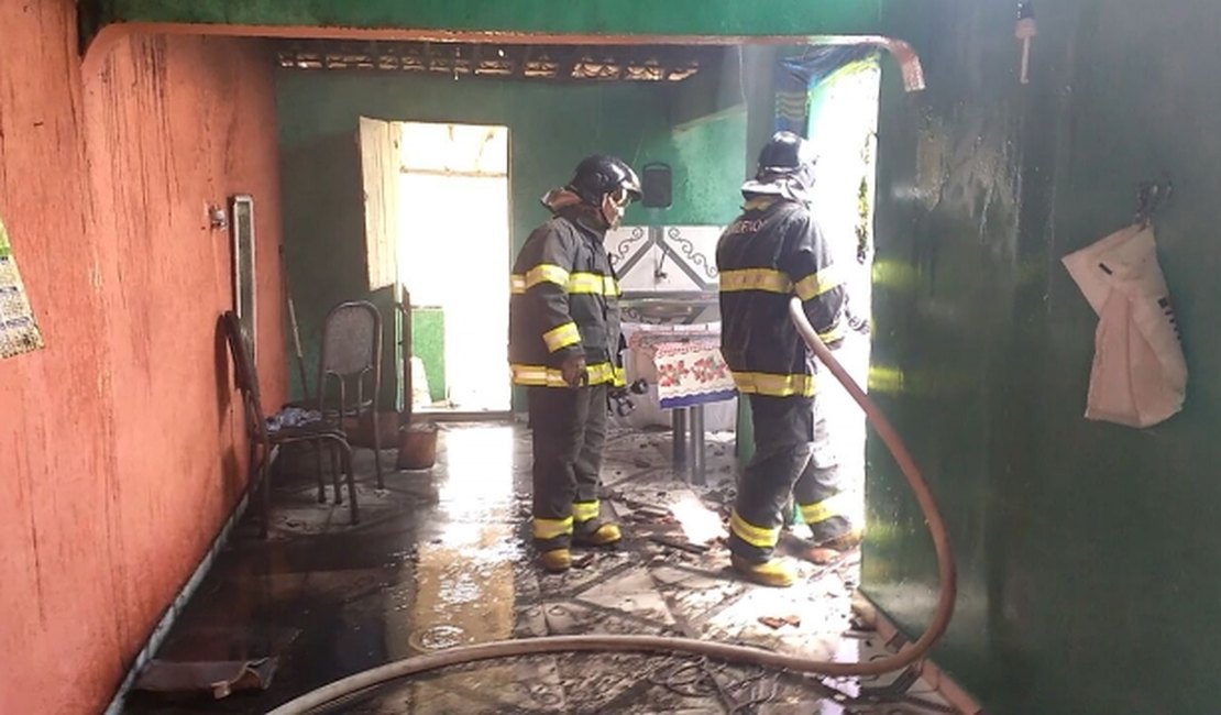 [Vídeo] Incêndio atinge telhado de residência no Agreste