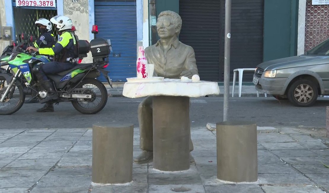 Estátua de Reginaldo Rossi é pichada menos de 20 dias depois de ser inaugurada no Recife