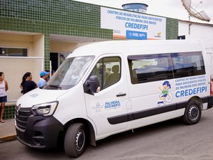 Prefeito de Palmeira dos Índios surpreende pacientes ao dirigir veículo zero quilômetro doado ao Credefipi