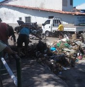 População bloqueia rua com lixo em protesto contra descarte irregular
